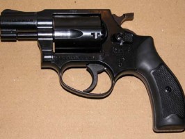 Revolverek kontra pisztolyok a gázfegyverek világában, avagy az örök kérdés: forgót vagy öntöltőt?