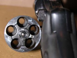 Revolverek kontra pisztolyok a gázfegyverek világában, avagy az örök kérdés: forgót vagy öntöltőt?